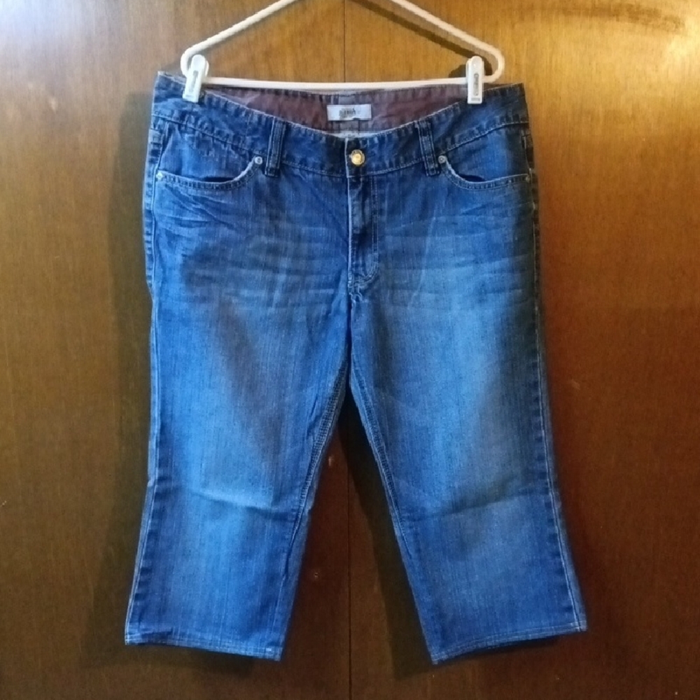 Old Navy Medium Wash Cropped Jeans